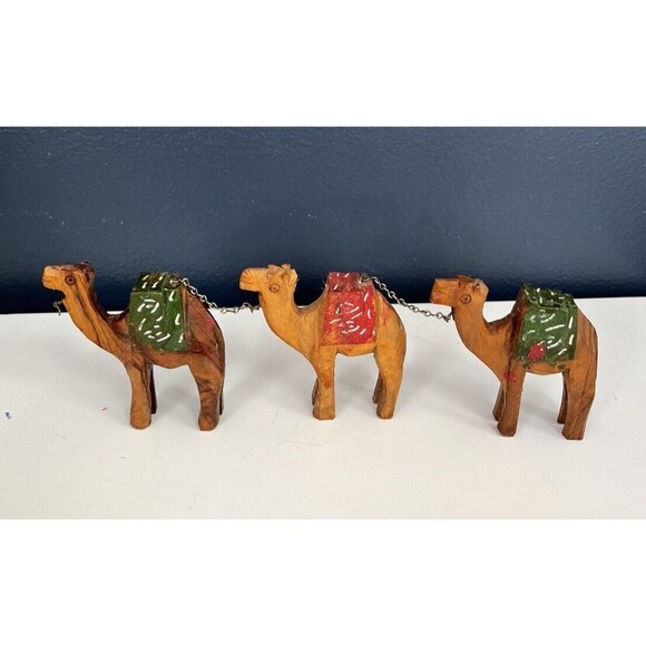 Vintage Hand Carved Olive Wood & Painted Camels Figurines Linked Chain Israel - Picture 1 of 8